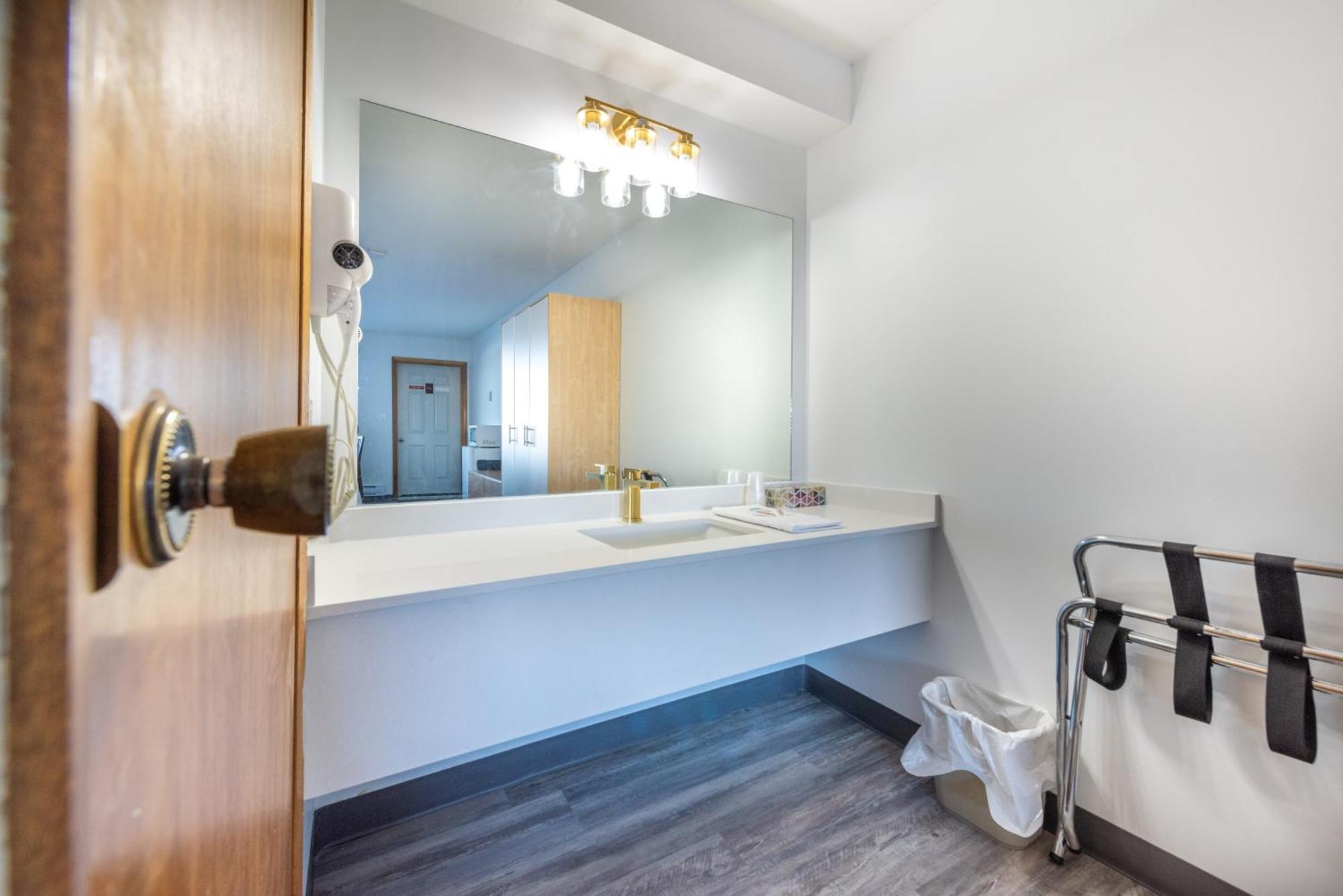 Blue Horse Motel Beiseker Ngoại thất bức ảnh